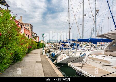 Port Grimaud, France - 11 juin 2019 : Port Grimaud, la Venise de Provence, ville balnéaire créée par l'architecte François Spoerry en modifiant le marais Banque D'Images
