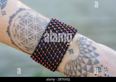 Bracelet en macrame sur la main de poignet femelle détail extérieur Banque D'Images
