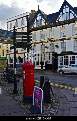 !boîte postale du IXe siècle à Monmouth, derrière le Kings Head Hotel. A l'origine un Coaching Inn du XVIIe siècle.maintenant possédé et géré par J D Wetherspoon, Banque D'Images