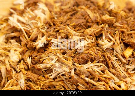 Porc tiraillé à la maison servi râpé sur un panneau de bois. Le plat a été préparé dans une cuisinière lente et cuit pendant neuf heures. Banque D'Images