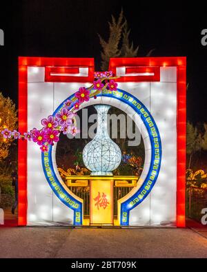 Nice, France, 5 janvier 2020 – des lanternes chinoises colorées sont affichées au festival « Baie des lumières » du Parc Phoenix Banque D'Images