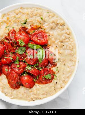 risotto crémeux aux tomates rôties et au basilic Banque D'Images