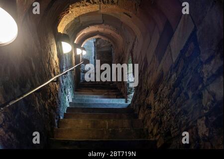 Escalier en pierre à l'intérieur de la forteresse en ruines du XIVe siècle, Château de Tantallon, Lothian oriental, Écosse, Royaume-Uni Banque D'Images