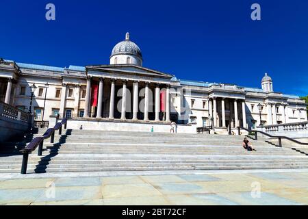 21 mai 2020, Londres, Royaume-Uni - les étapes menant à la National Gallery dans Trafalgar Square presque déserté et vide pendant le confinement de la pandémie du coronavirus Banque D'Images