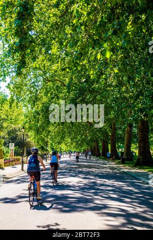 21 mai 2020, Londres, Royaume-Uni - des personnes marchant et faisant du vélo lors d'une chaude journée de printemps ensoleillée à Battersea Park pendant le confinement pandémique du coronavirus Banque D'Images