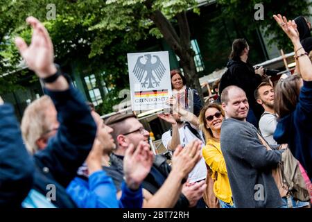 Berlin, Allemagne. 23 mai 2020. Un homme tient une affiche de droit fondamental à Berlin-Mitte dans la rue 'Unter den Linden' lors d'un rassemblement contre les restrictions de Corona. Ce samedi également, la police se prépare à de nombreuses manifestations contre les restrictions de Corona et contre-manifestations à Berlin. Crédit : Carsten Koall/dpa/Alay Live News Banque D'Images