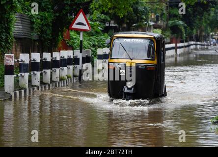 Guwahati, Assam, Inde. 23 mai 2020. Les navetteurs se sont empatés dans une rue où l'eau est englué après une forte pluie à Guwahati. Crédit : David Talukdar/ZUMA Wire/Alay Live News Banque D'Images