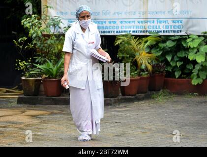 Guwahati, Assam, Inde. 23 mai 2020. Un agent de santé de service à la réception de l'hôpital Mahendra Mohan Choudhury (MMCH) à Guwahati. Crédit : David Talukdar/ZUMA Wire/Alay Live News Banque D'Images