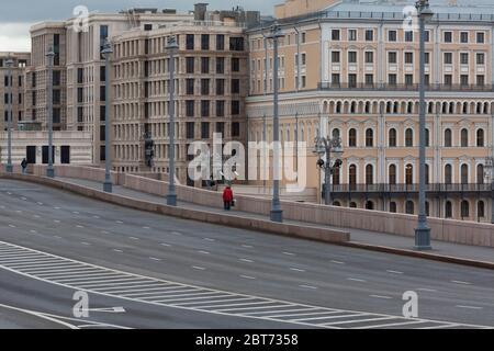 Moscou, Russie. 22 mai 2020 UNE seule femme marche sur le pont Bolchoy Moskvoretsky dans le centre de Moscou pendant le nouveau coronavirus COVID-19 épidémie et le régime d'auto-isolement dans la ville, Russie Banque D'Images