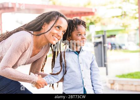 Black afro race alternative jeune famille avec mère et fils ensemble avoir du plaisir au parc extérieur - les gens gaies maman et les enfants jouent et restent Banque D'Images