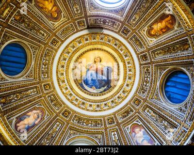 L'église de la Madonna dell'Archetto (en anglais : notre Dame de la petite arche) est un petit oratoire à Rome, en Italie, dans la rione de Trevi. Le titre officiel de l'église est Santa Maria Causa Nostrae Laetitiae (en anglais : Sainte Marie, cause de notre joie). Il est souvent cité comme étant la plus petite église de Rome Banque D'Images