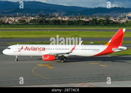 Avianca Airlines Airbus A321, à son centre de l'aéroport international El Dorado avec Bogota, en Colombie. Avion N692AV immatriculé en Colombie. Banque D'Images