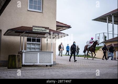 Caractéristique, image décorative, arrière-plan, image d'arrière-plan, symbole, image de symbole : vue du retour du dépôt sans spectateurs. GES/Gallop Sport/Iffezheim Spring Metting, 23 mai 2020 23 mai 2020 Horsering Spring Festival, Iffezheim, 23 mai 2020 | usage dans le monde entier Banque D'Images