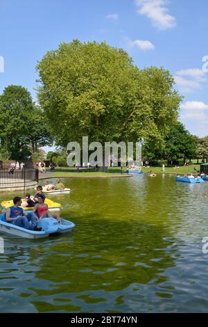 Lac de canotage Sunny Greenwich Park, East London, Royaume-Uni Banque D'Images