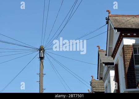 Telegraph Pole et réseau de lignes téléphoniques rayonnantes, Clapham, Wandsworth, Londres, Royaume-Uni Banque D'Images