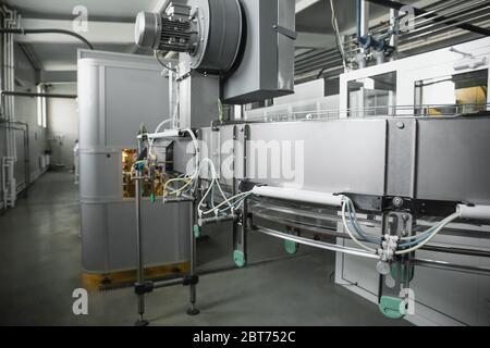 Machine pour le soufflage de bouteilles en plastique à partir de préformes PET, tapis convoyeur industriel à l'intérieur de l'usine. Banque D'Images