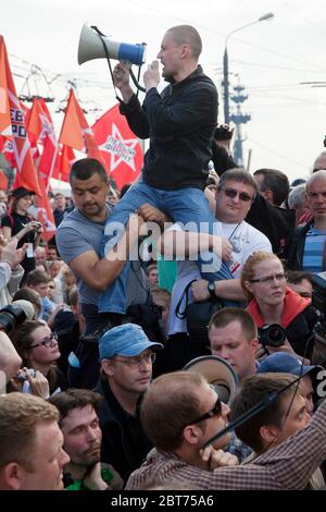 Moscou, Russie. 6 mai 2012 le chef de l'opposition Sergei Udaltsov parle par un mégaphone aux participants du rassemblement d'opposition « la voûte des millions » près du cinéma Udarnik dans le centre de Moscou, en Russie Banque D'Images