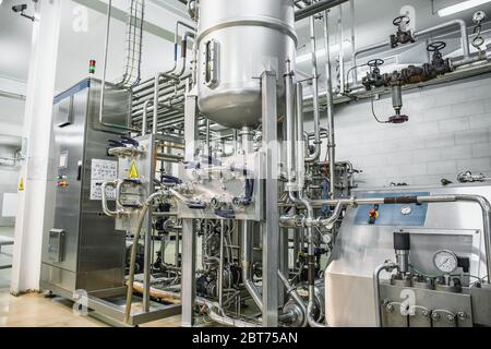 Réservoirs ou tuyaux en acier avec système de contrôle automatisé informatisé dans l'intérieur de l'usine de production de nourriture et de boissons. Banque D'Images