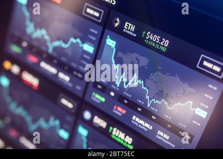 Marché des crypto-monnaies. Bitcoin, Ethereum, Litecoin, Ripple. Une crypto-monnaie est une monnaie numérique ou virtuelle. Concept commercial et commercial Banque D'Images