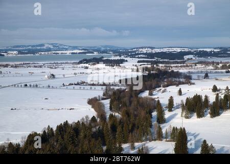 Vue panoramique sur les magnifiques paysages de montagne d'hiver avec des maisons traditionnelles dans les Alpes par une journée ensoleillée. Bavière, Allemagne Banque D'Images