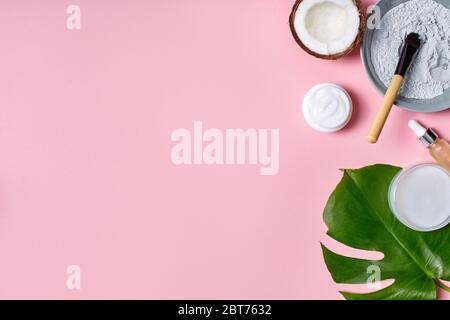 Vue de dessus du contenant avec crème, noix de coco, poudre et cosmétiques naturels Banque D'Images