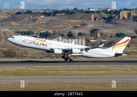 Plus Ultra Lineas Aereas (compagnies aériennes) Airbus A340 au départ de l'aéroport de Madrid Barajas (MAD / LEMD). Décollage économique de la compagnie aérienne espagnole Airbus A343 EC-MFA. Banque D'Images