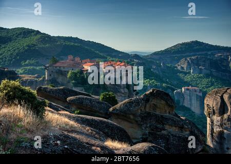 Vue imprenable sur les formations rocheuses avec les célèbres monastères de Meteora, Grèce du Nord Banque D'Images