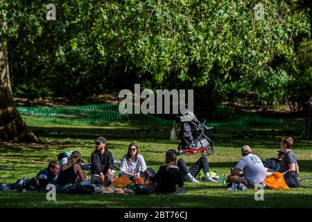 Londres, Royaume-Uni. 23 mai 2020. Profitez du soleil dans le parc St James, au coucher du soleil. Le « verrouillage » se poursuit pour l'épidémie du coronavirus (Covid 19) à Londres. Crédit : Guy Bell/Alay Live News Banque D'Images