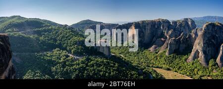 Vue imprenable sur les formations rocheuses avec les célèbres monastères de Meteora, Grèce du Nord Banque D'Images