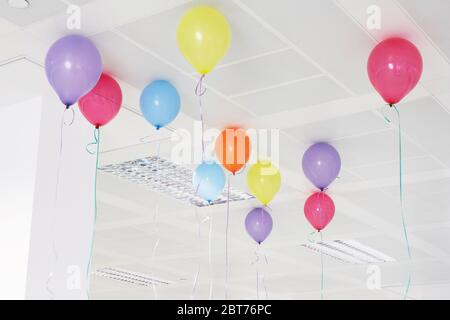 Ballons d'hélium multicolores au plafond Banque D'Images