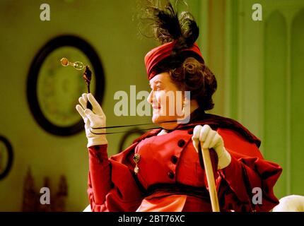 Patricia Routledge (Lady Bracknell) dans L'IMPORTANCE D'ÊTRE SINCÈRE par Oscar Wilde au Savoy Theatre, Londres WC2 23/01/2001 conception: Peter Rice réalisateur: Christopher Morahan Banque D'Images