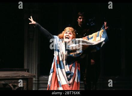 Patricia Routledge (Reine Margaret) dans RICHARD III par Shakespeare à la Royal Shakespeare Company (RSC), Barbican Theatre, Londres EC2 30/04/1985 conception: William Dudley éclairage: Leo Leibovici directeur: Bill Alexander Banque D'Images