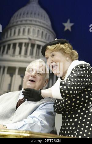 Roy Hudd (Edward L. McKeever), Patricia Routledge (Mme Partridge) dans LA CADILLAC EN OR SOLIDE par Howard Teichmann et George S Kaufman au Garrick Theatre, Londres WC2 en 2004 conception: Ruari Murchison éclairage: Oliver Fenwick directeur: Ian Brown Banque D'Images