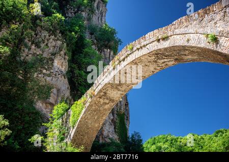 Le pont de Noutsou (ou Kokkori, comme on le connaît également), un pont en pierre à arche unique, est situé dans le centre de Zagori, entre les villages de Koukouli Banque D'Images