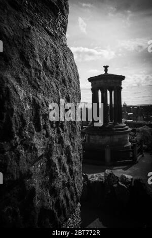 Monument Dugald Stewart, Calton Hill en noir et blanc, pendant le confinement 2020. Conçu par William Henry Playfair et terminé en 1831 Banque D'Images