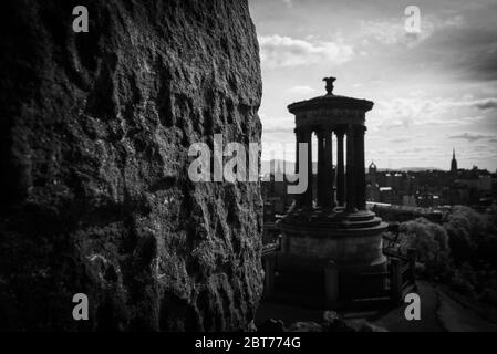 Monument Dugald Stewart sur Calton Hill en noir et blanc pendant le confinement 2020. Conçu par William Henry Playfair et terminé en 1831 Banque D'Images