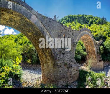 Vieux pont en pierre à trois arcades de Kalogeriko sur le canyon Vikos, Zagorohoria, Grèce Banque D'Images