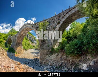 Vieux pont en pierre à trois arcades de Kalogeriko sur le canyon Vikos, Zagorohoria, Grèce Banque D'Images