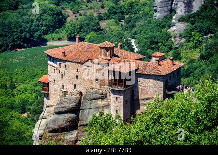 Le monastère de Rousanou (Arsánou) dans la formation rocheuse de Meteora, Thessaly Grèce. Destinations grecques Banque D'Images