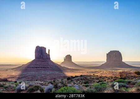 Vue panoramique sur les buttes de mérick et l'horizon dans Monument Valley au lever du soleil lumière colorée et rayons du soleil derrière les rochers en Arizona Banque D'Images