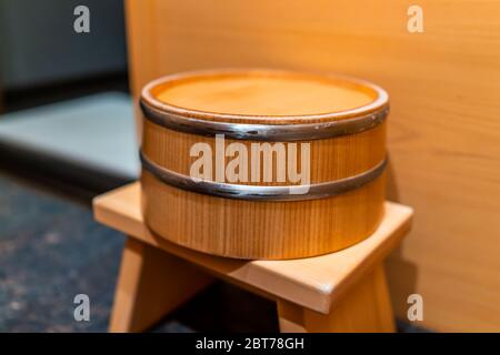 Cypress sauna baignoire seau en bois Chambre japonaise traditionnelle avec tabouret d'eau dans la maison ou onsen hôtel salle de bains intérieur avec personne au Japon Banque D'Images