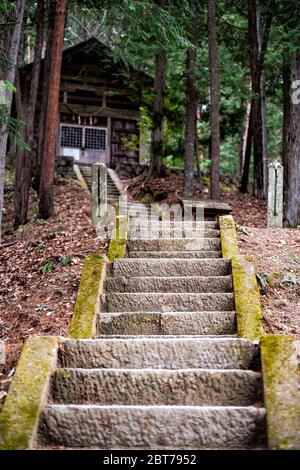 Takayama, Japon temple en bois lieu shinto point de vue depuis les marches escaliers dans le vieux village folklorique de Hida no Sato dans la préfecture de Gifu Banque D'Images