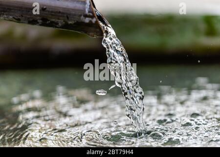 Purification de la fontaine d'eau à Kyoto, Japon avec le liquide qui coule du robinet à bec dans le temple de la clôture Banque D'Images