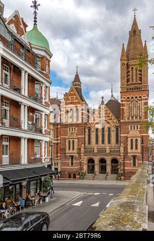 L'extérieur et l'entrée principale de la cathédrale catholique ukrainienne de la Sainte famille en exil Duke Street, Mayfair, Londres W1 Banque D'Images