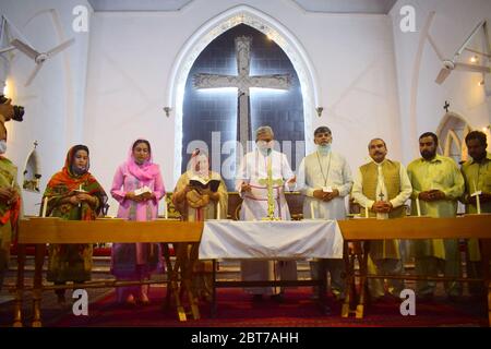 Peshawar, Pakistan. 22 mai 2020. Église du Pakistan l'évêque Sarfraz Humphrey Peter priera pour les martyrs de la tragédie de Karachi à l'église de Kent le samedi à 14 heures et allumera des bougies en mémoire des martyrs. (Photo de Hussain Ali/Pacific Press) crédit: Pacific Press Agency/Alay Live News Banque D'Images