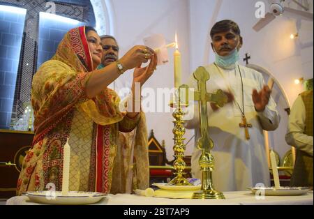 Peshawar, Pakistan. 22 mai 2020. Église du Pakistan l'évêque Sarfraz Humphrey Peter priera pour les martyrs de la tragédie de Karachi à l'église de Kent le samedi à 14 heures et allumera des bougies en mémoire des martyrs. (Photo de Hussain Ali/Pacific Press) crédit: Pacific Press Agency/Alay Live News Banque D'Images