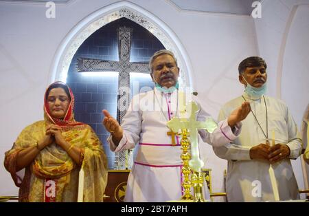 Peshawar, Pakistan. 22 mai 2020. Église du Pakistan l'évêque Sarfraz Humphrey Peter priera pour les martyrs de la tragédie de Karachi à l'église de Kent le samedi à 14 heures et allumera des bougies en mémoire des martyrs. (Photo de Hussain Ali/Pacific Press) crédit: Pacific Press Agency/Alay Live News Banque D'Images