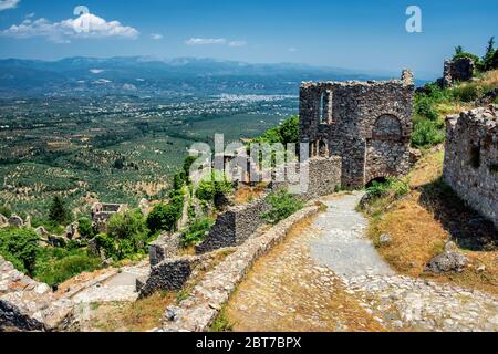 Ruines à côté de l'église Sainte-Sophie dans le médiéval, byzantin 'castletown' de Mystras, à proximité de la ville de Sparta, Laconia, Péloponnèse. Banque D'Images