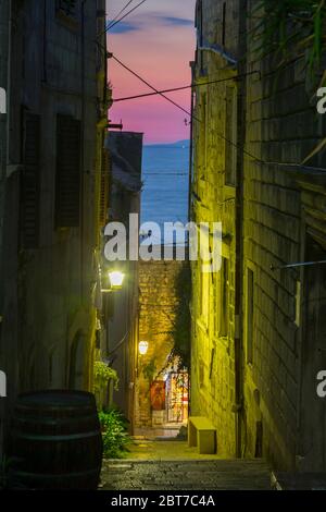 Rue étroite après le coucher du soleil dans la ville de Korcula, Korcula, Dalmatie, Croatie, Europe Banque D'Images