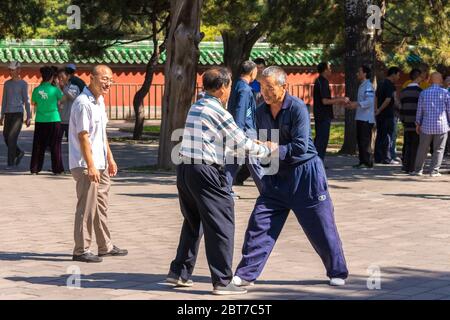 Pékin / Chine - 3 octobre 2015 : personnes âgées pratiquant le kung fu dans le parc de Tuanjiehu à Beijing, Chine Banque D'Images